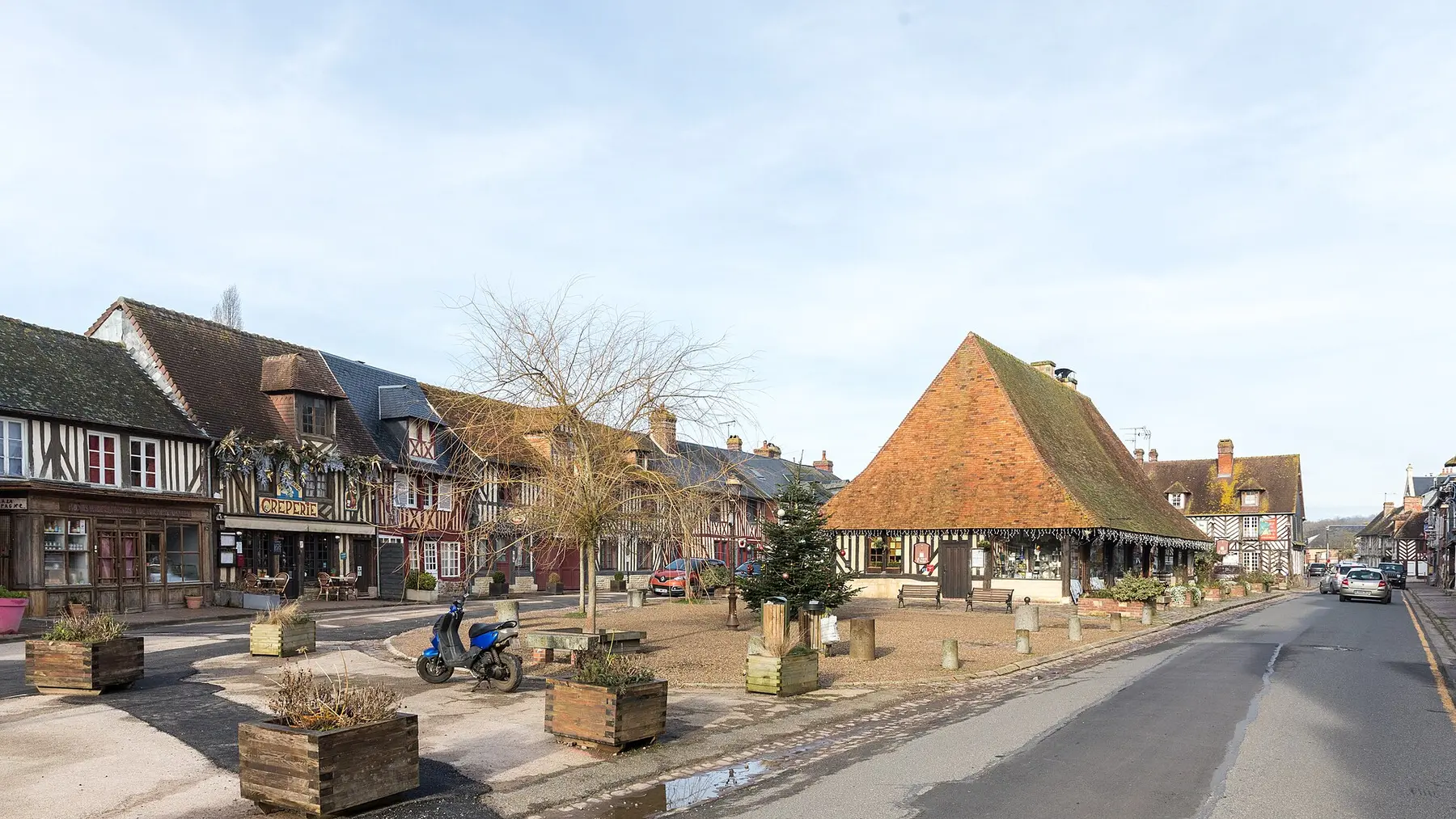 Beuvron-en-Auge - Place Michel Vermughen