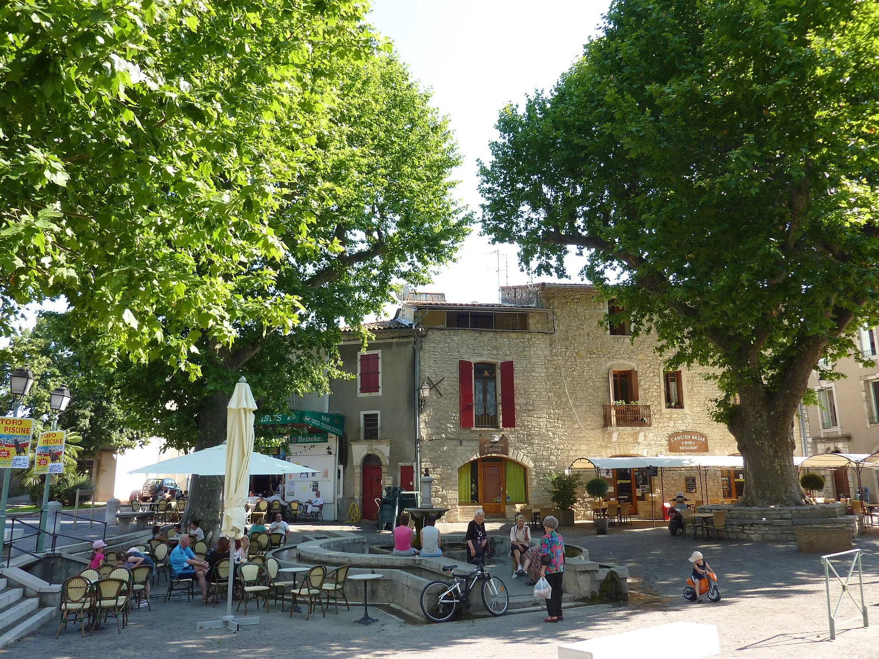 Saint-Martin-de-Londres (Hérault, Languedoc-Roussillon, France) : la Place de la Fontaine.