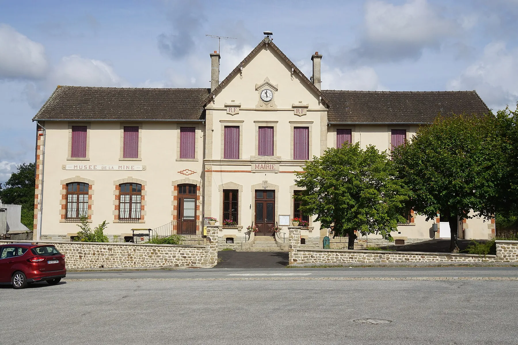 Mairie et musée de la mine de Bosmoreau-les-Mines.