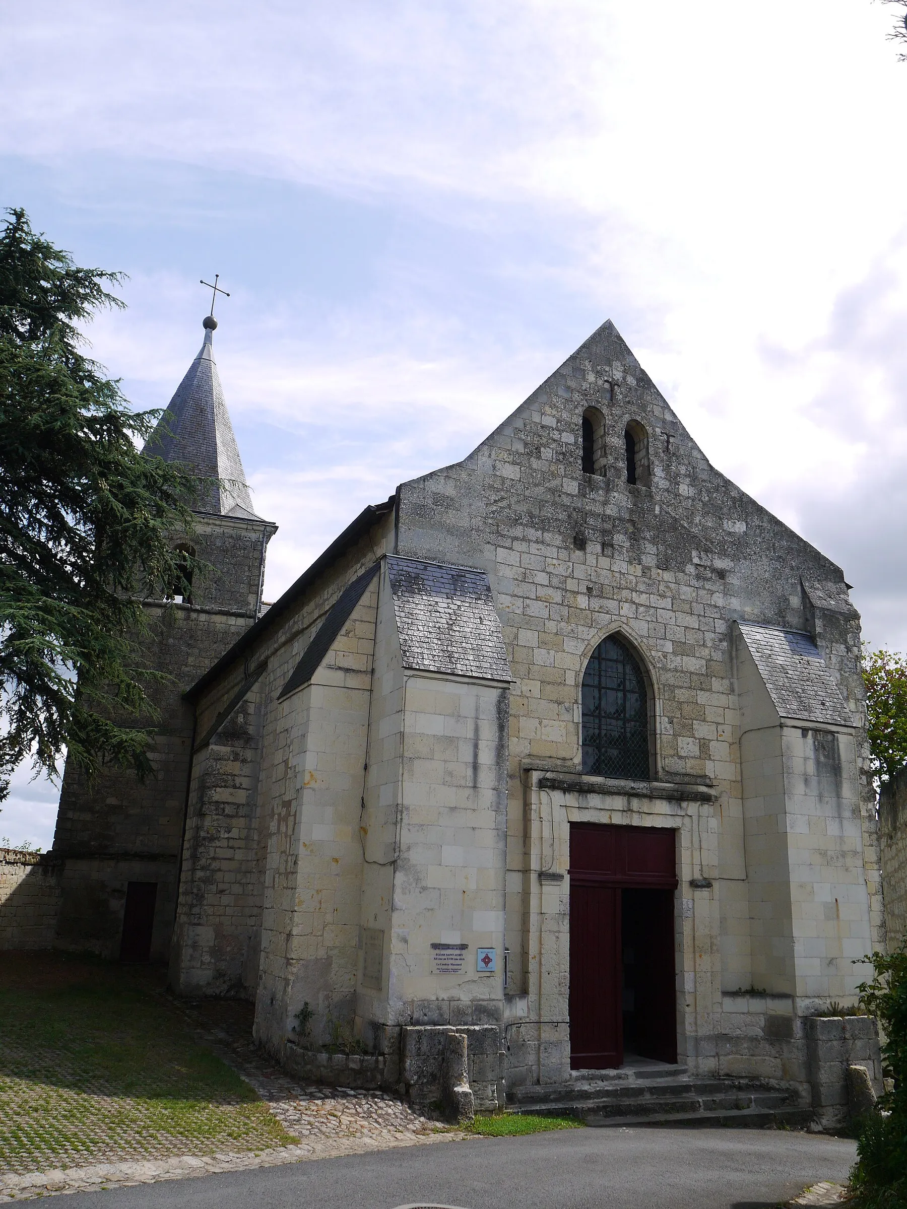 L'église Notre-Dame du Coudray-Macouard (Maine-et-Loire, France).