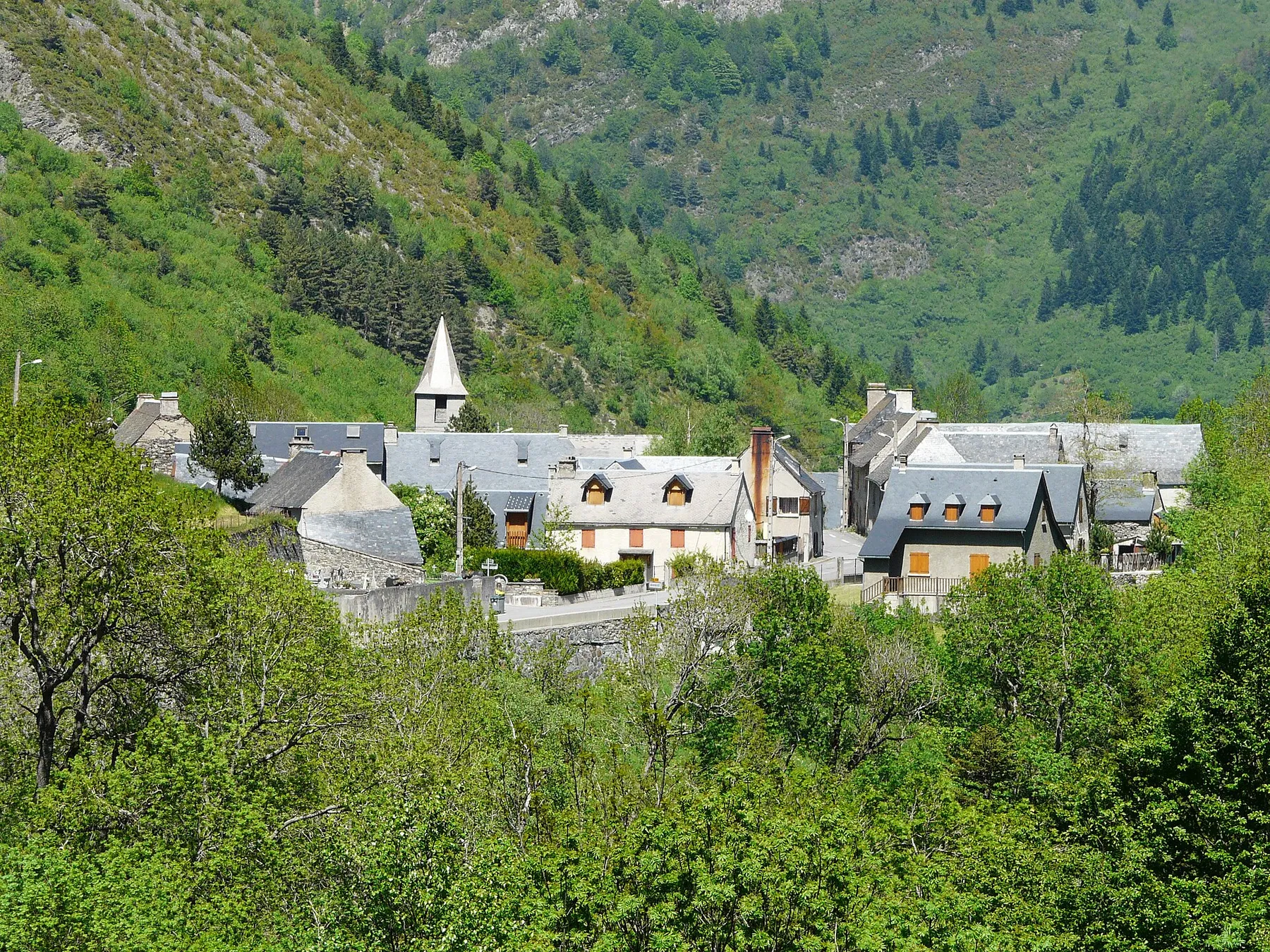 Le village d'Aragnouet vu du sud-ouest, Hautes-Pyrénées, France.