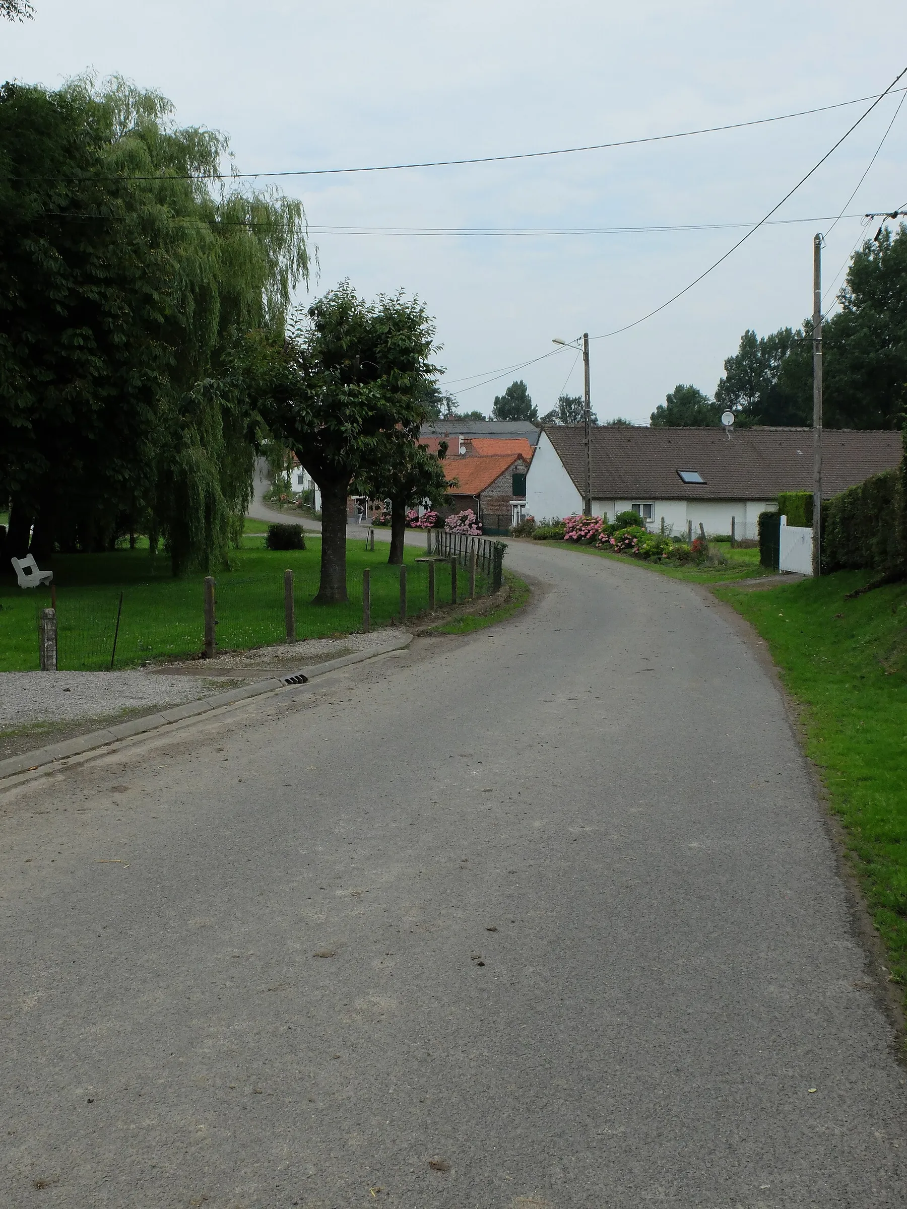 Vue de la rue de l'église d'Avesnes.