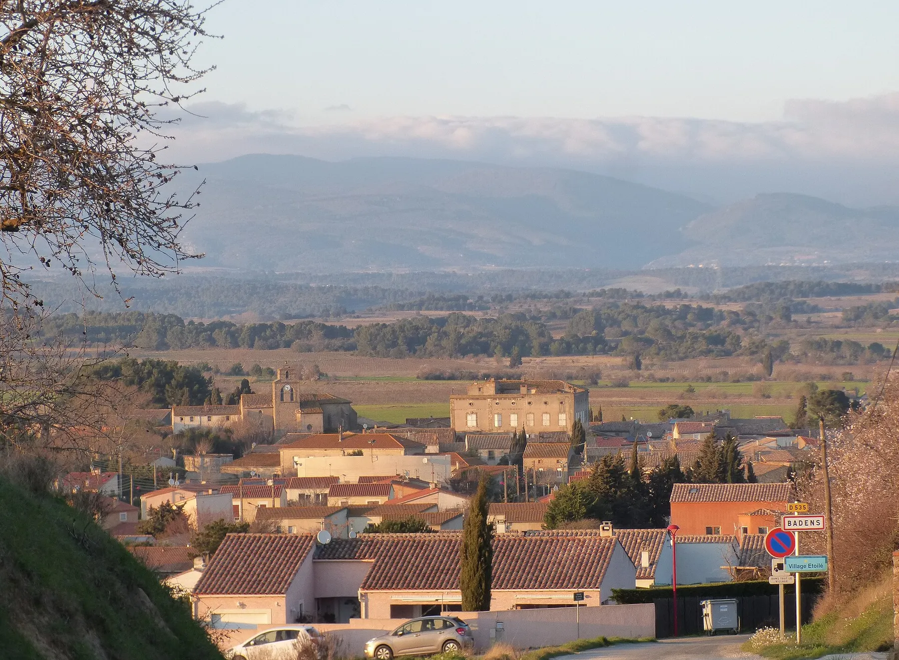 Eglise (à gauche) et château (à droite) de 11800 Badens
