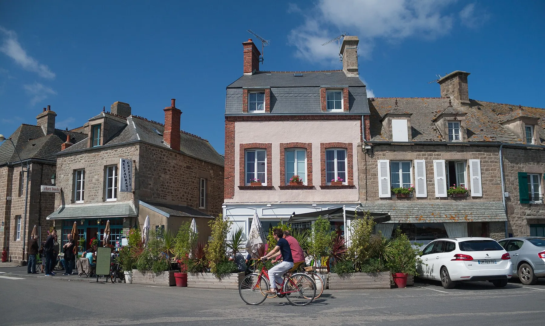 Restaurant at the corner of Quai Henri Chardon and Rue Saint-Thomas.