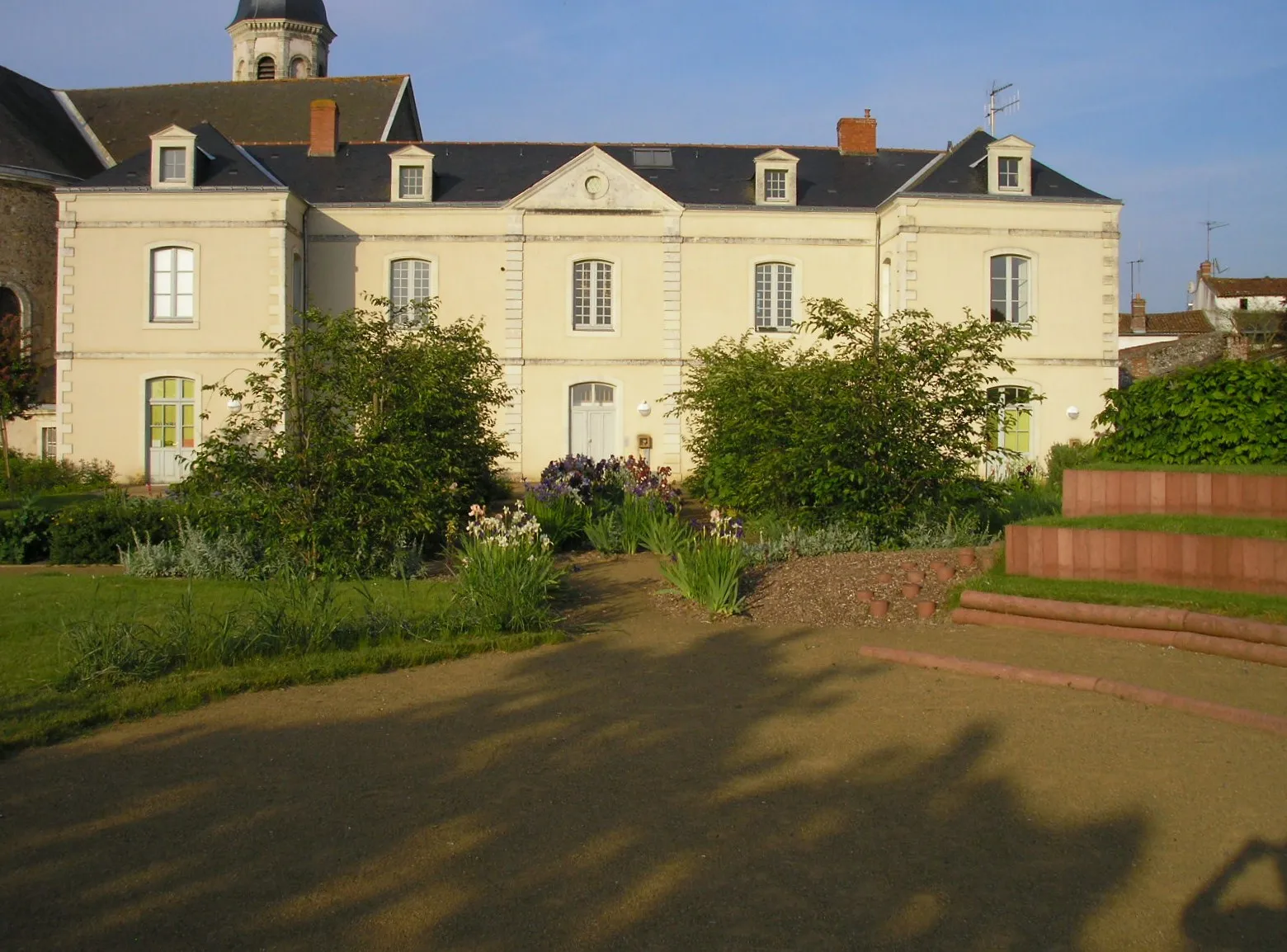 Bibliothèque du Mesnil-en-Vallée (Maine-et-Loire, France) vue du parc.