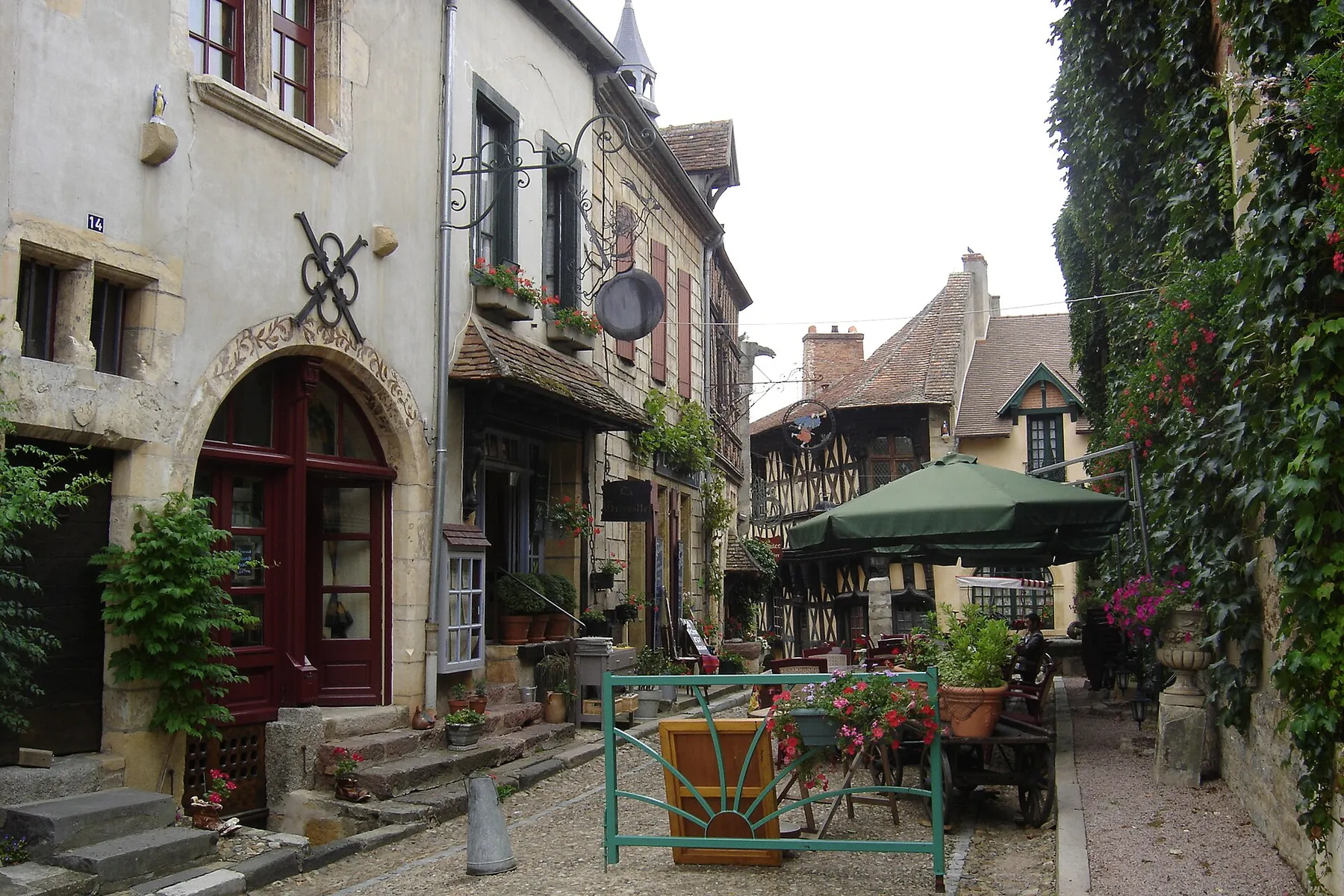 Rue de Bourbon-Lancy. La maison Sévigné est au fond de la rue.