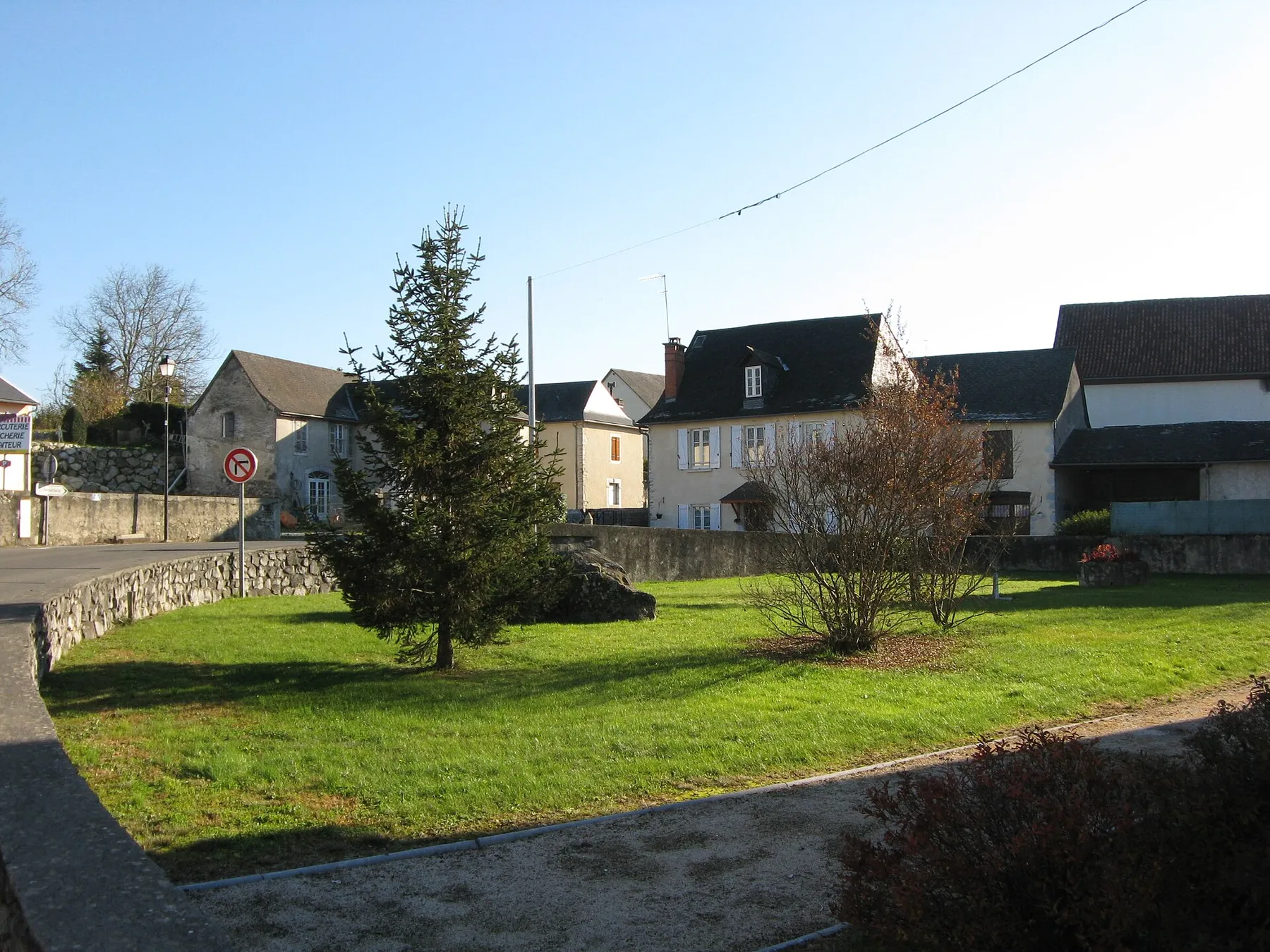 Rocher dans le parc de la mairie de Buzy (Pyrénées-Atlantiques) (Pyrénées).