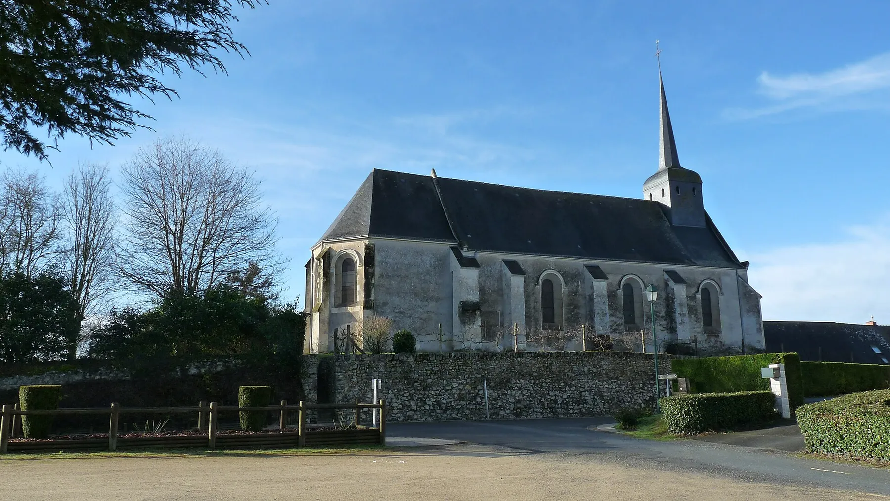 Extérieur de l'église Saint-Pierre de Chaumont-d'Anjou (49).