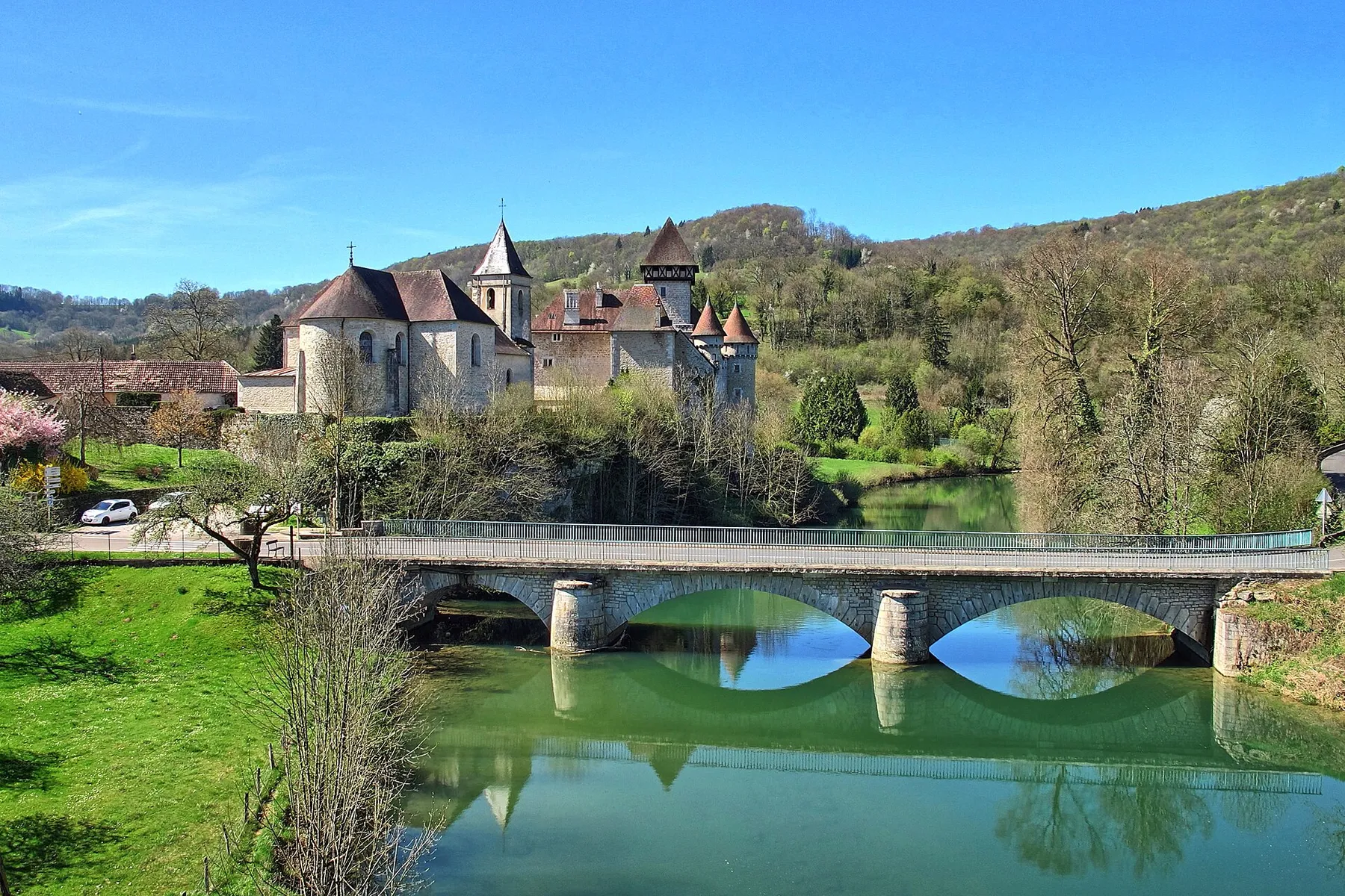 Le pont sur la Loue, le château et l'église