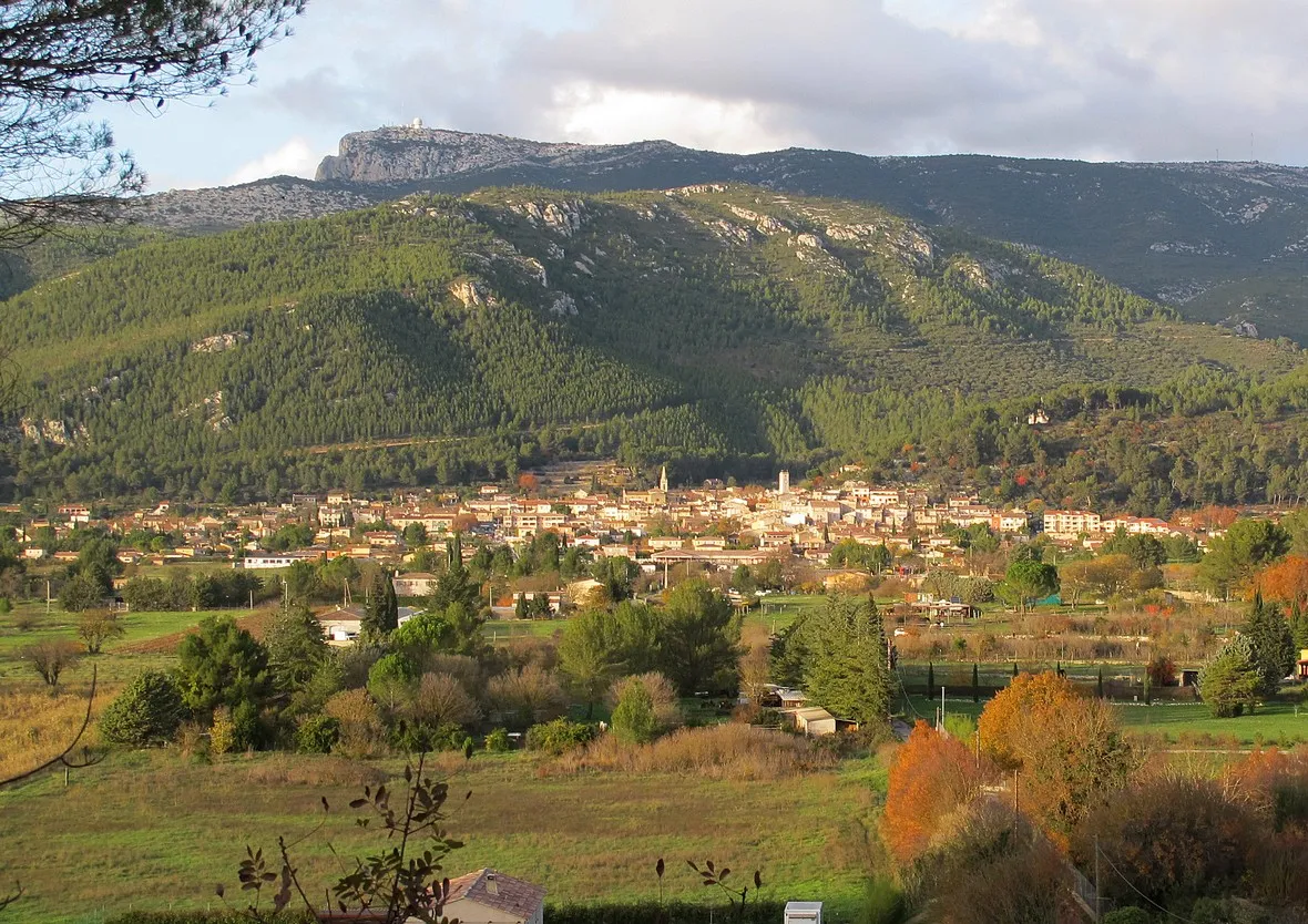 Le village de Cuges au pied de la Sainte-Baume.