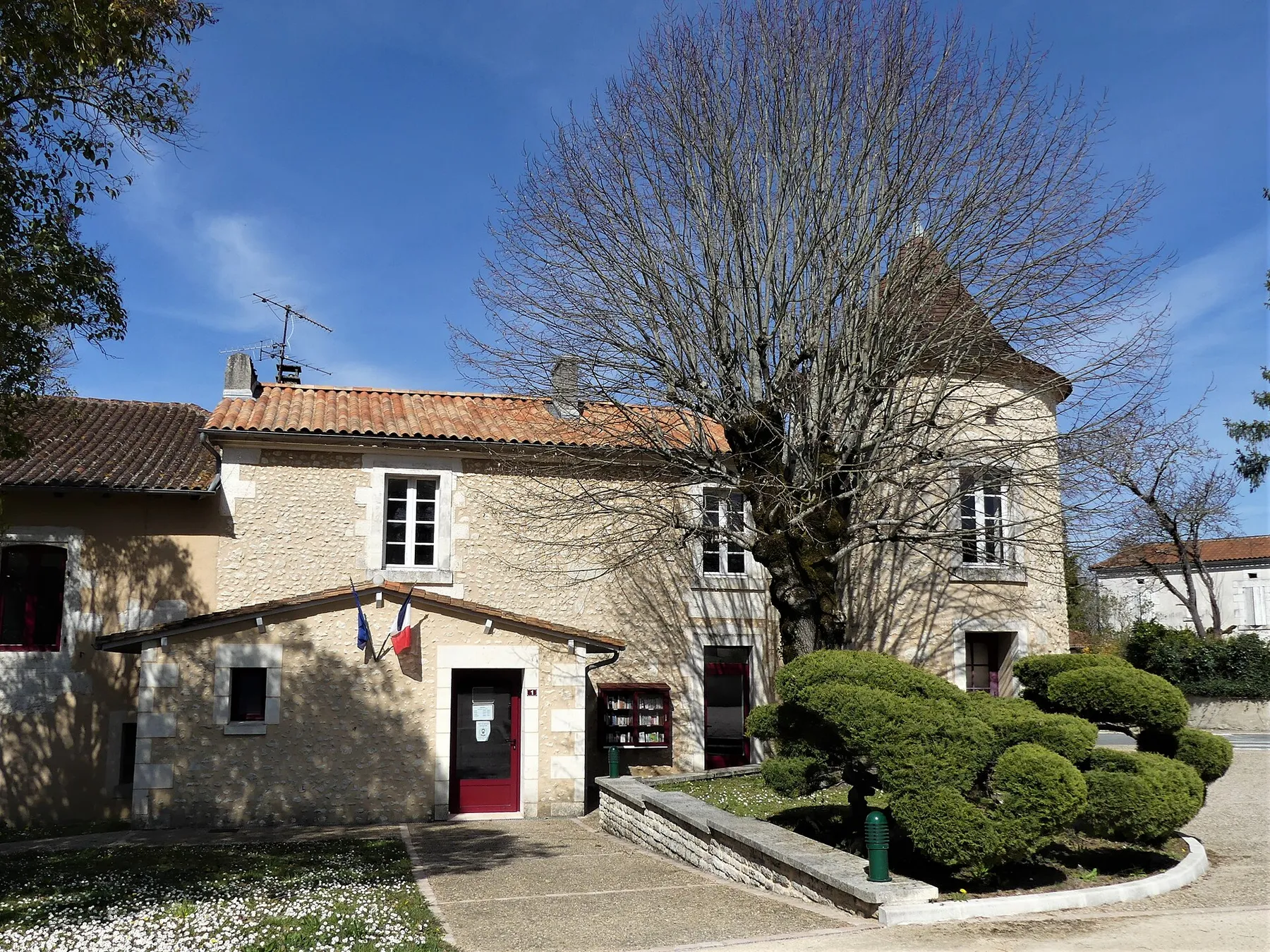 La mairie de Douchapt, Dordpgne, France.