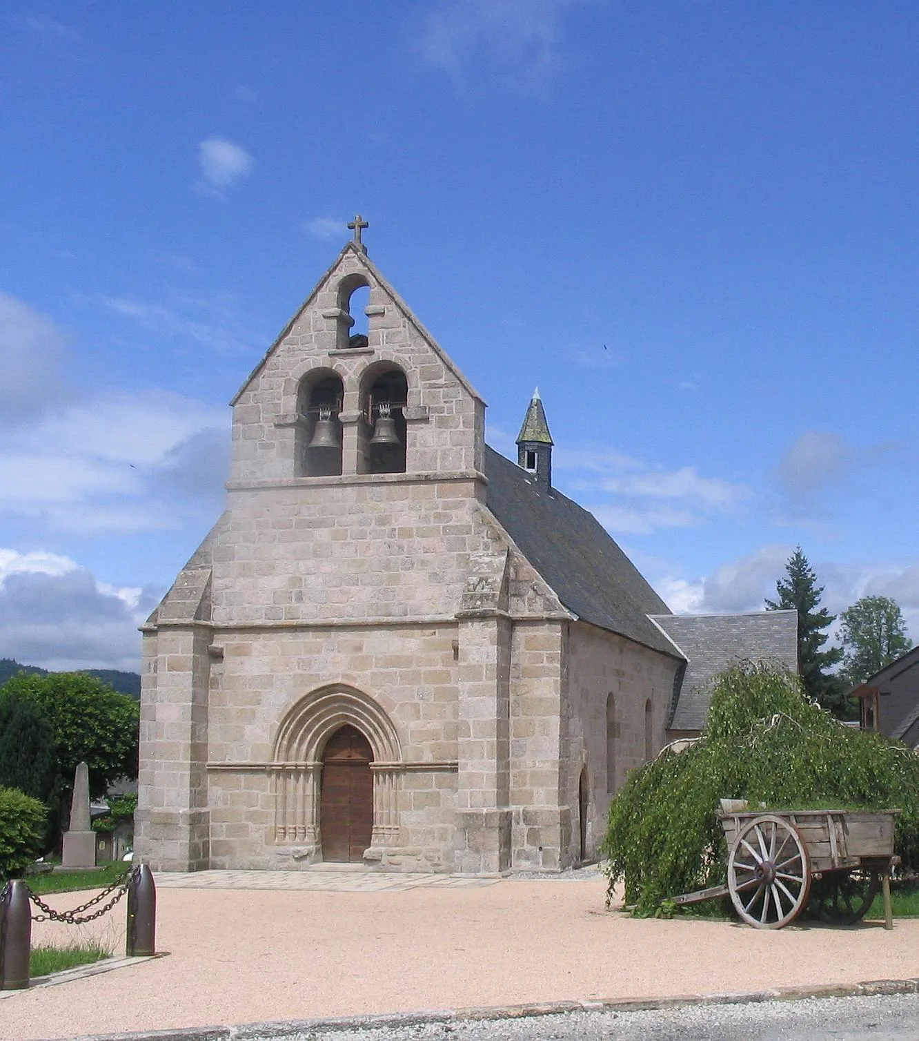 Eglise St Eloi-St Martin d'Ambrugeat (XIIéme et pan-clocher du XVIème)