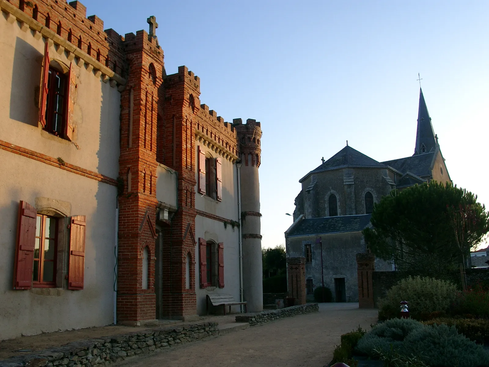 Eglise et château Gaillard village "Le Girouard"