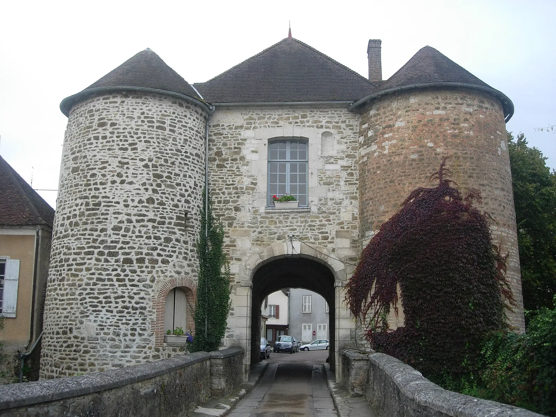 Porte médiévale d'Ervy-le-Châtel (Aube)