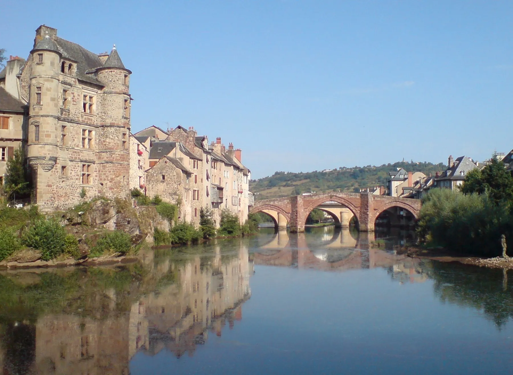 Vue d'Espalion (Aveyron, France) depuis la place du camping (ou du marché).