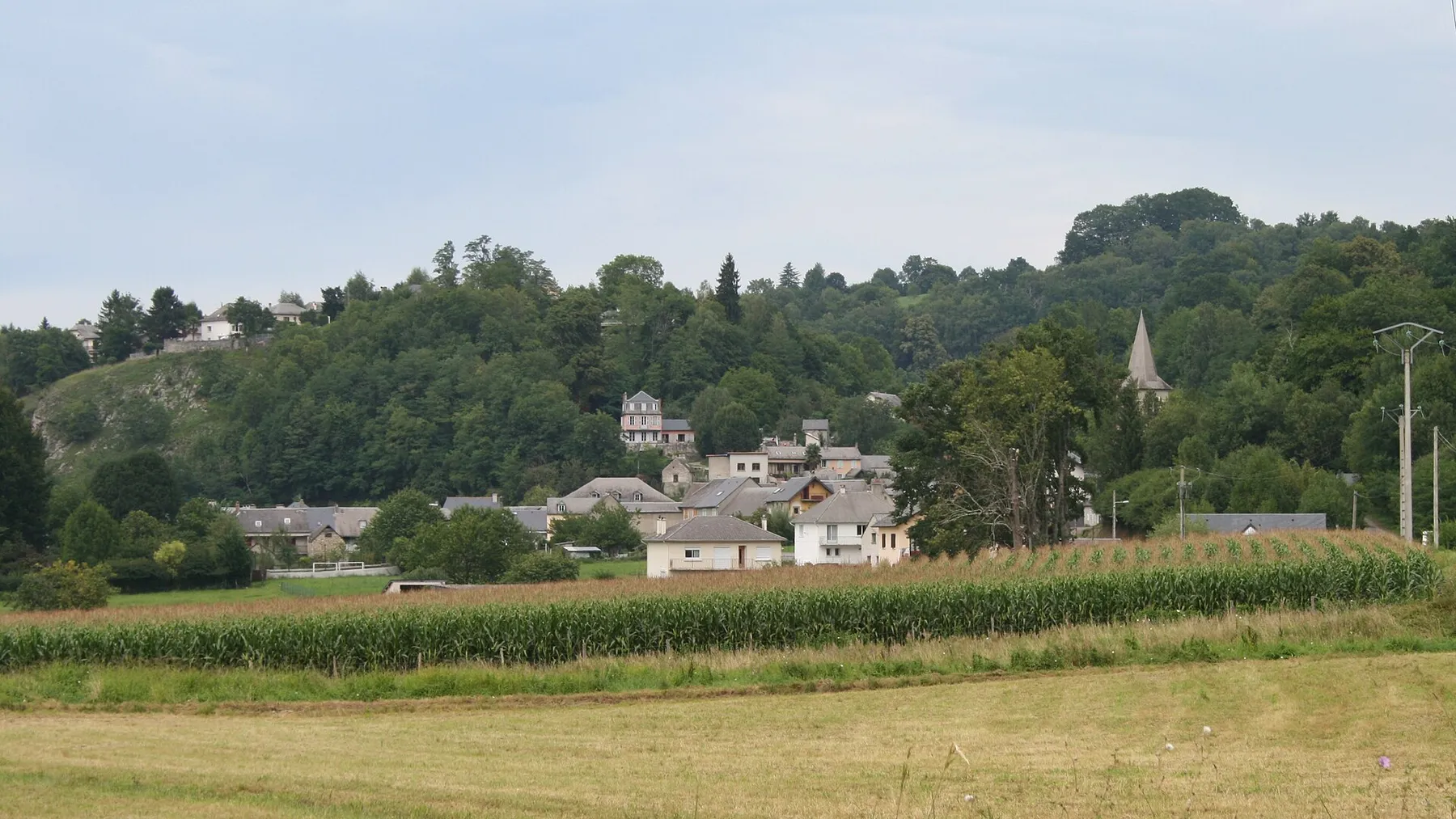 Vue du village de Gerde dans les Hautes Pyrénées, depuis la route venant d'Asté