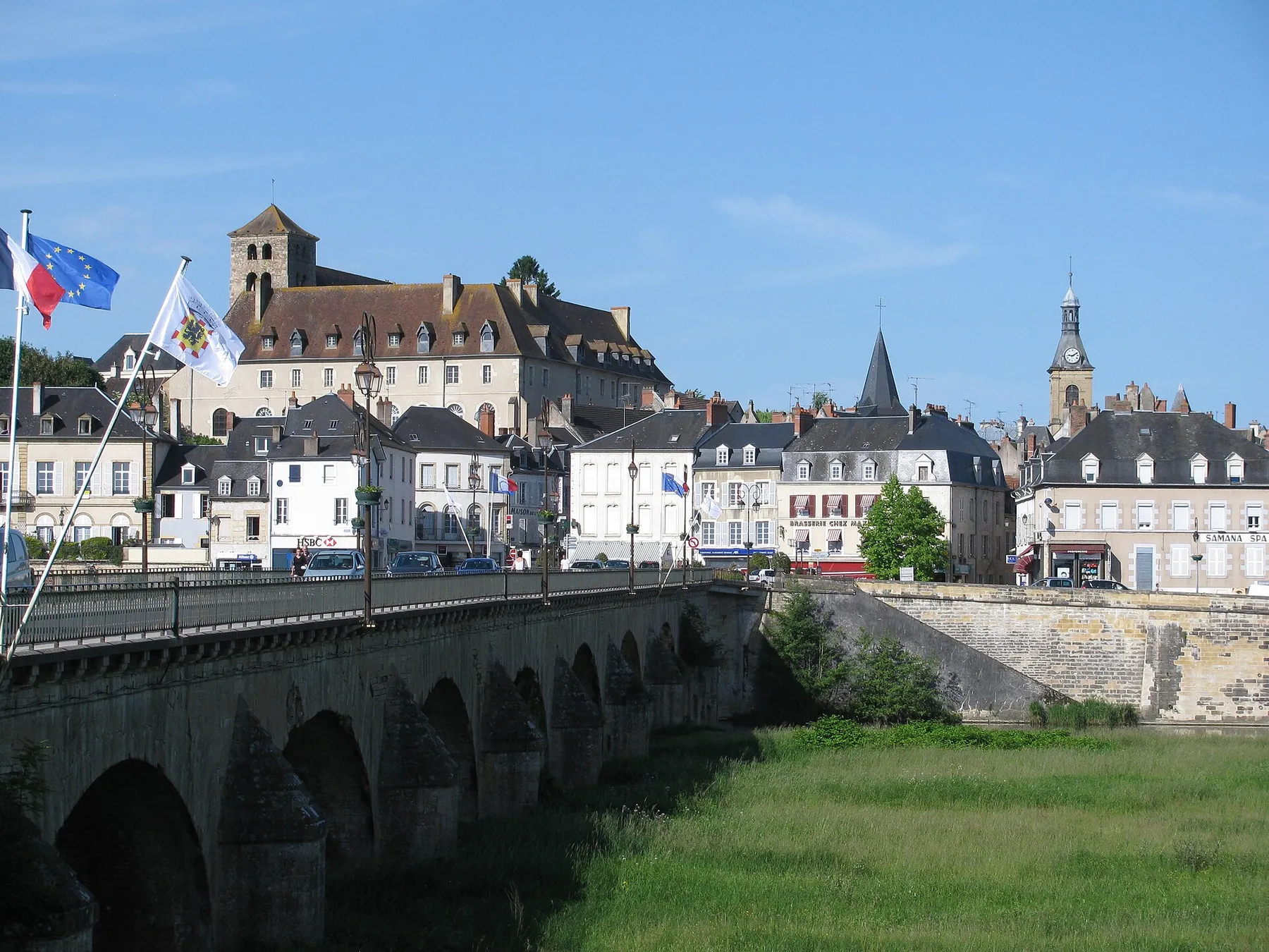 Decize vue de son faubourg Est, et le pont sur la Vieille Loire. Nièvre, France.