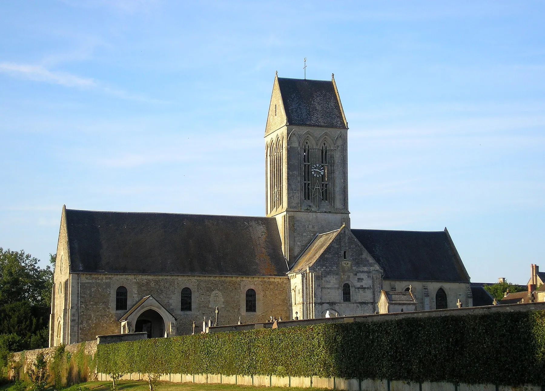 Tilly-sur-Seulles (Normandie, France). L'église Saint-Pierre.