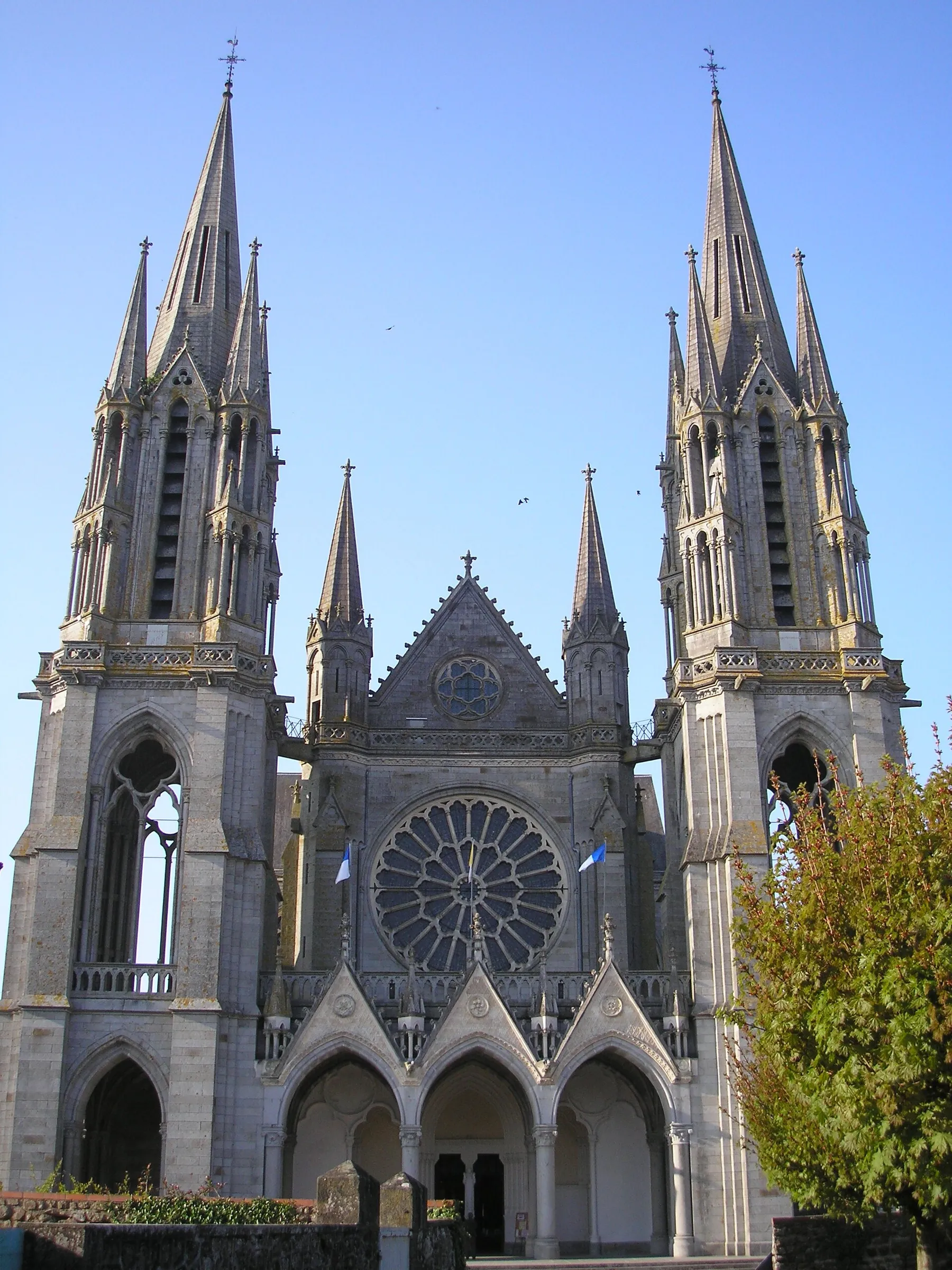 Pontmain (Pays de la Loire, France). Façade de la basilique Notre-Dame.