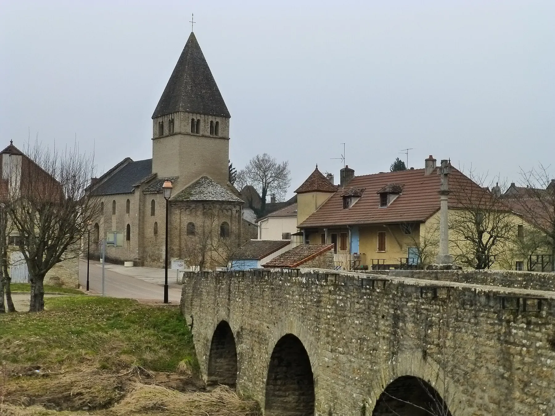 Genouilly : L'église, le Pont sur La Guye (Saône et Loire - France)
