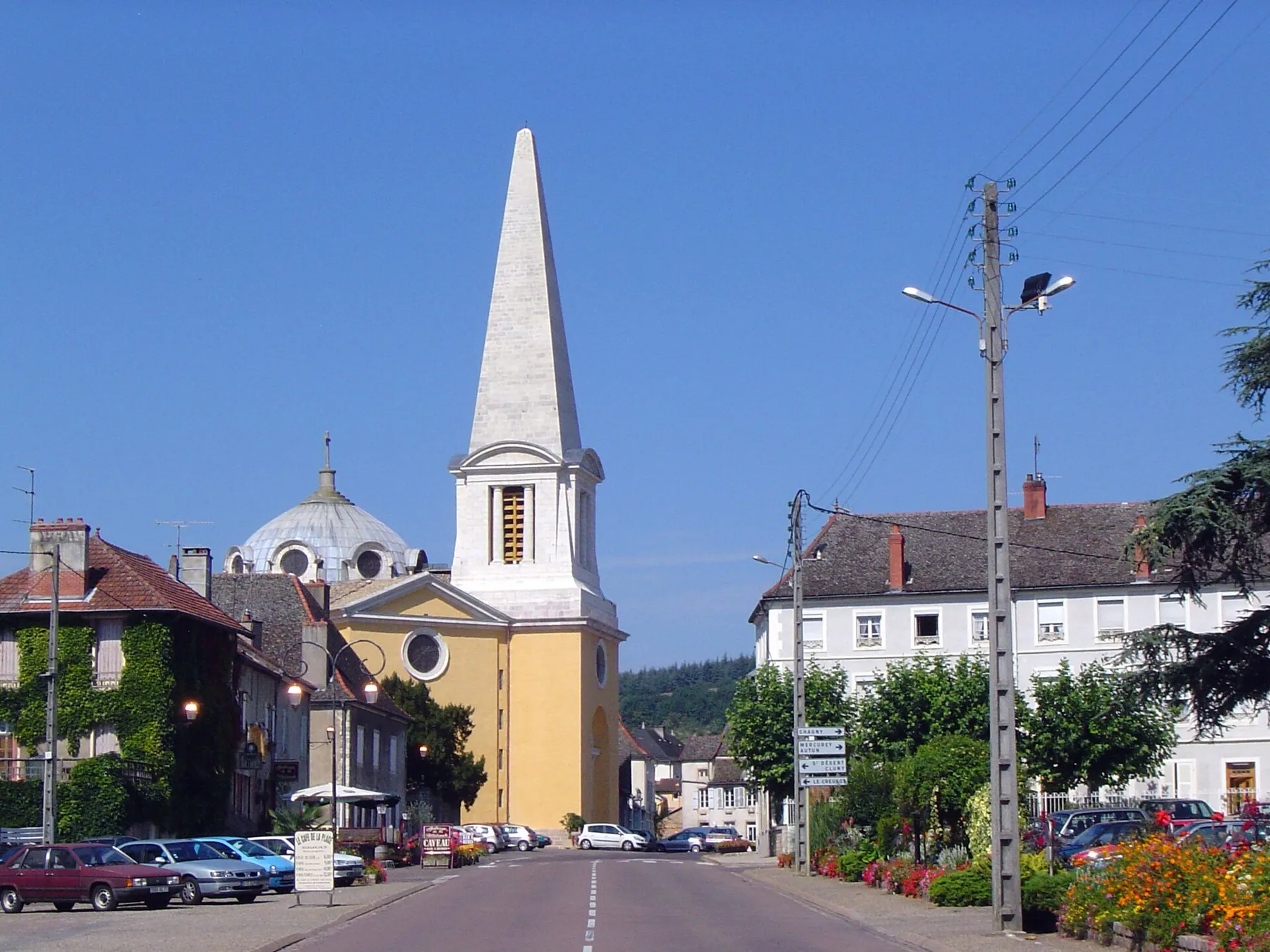 The church of Givry, France, seen from Avenue de Châlon.
