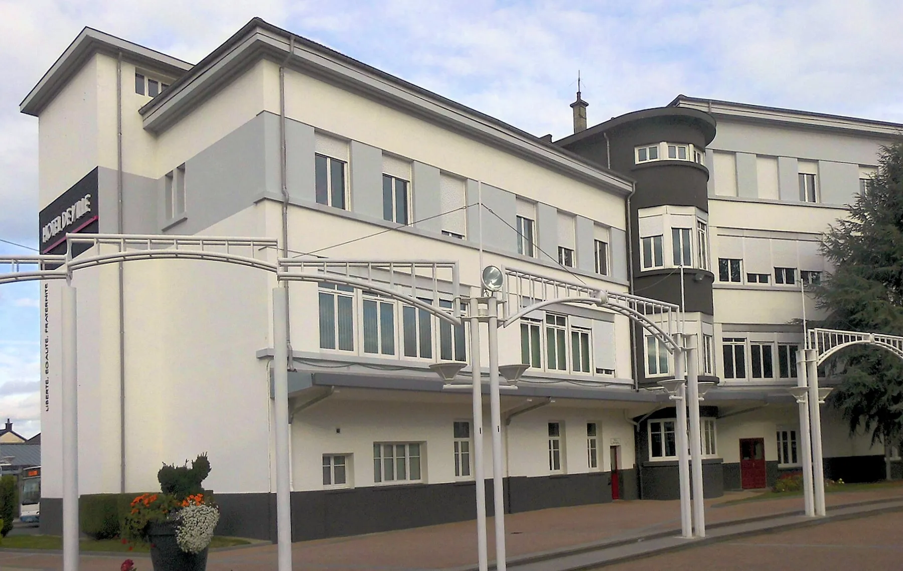 L'hôtel de ville de Golbey, côté sud-ouest