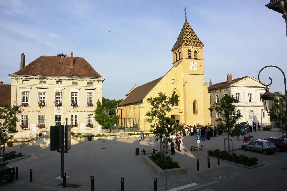 Vue de la place de la mairie de Is-sur-Tille