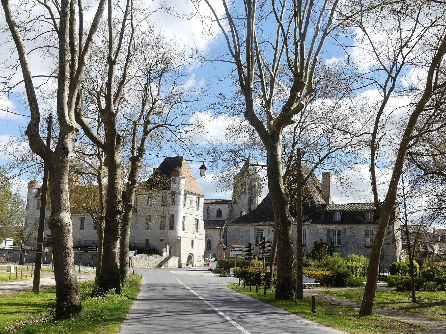 L'entrée nord du bourg d'Issigeac, Dordogne, France.