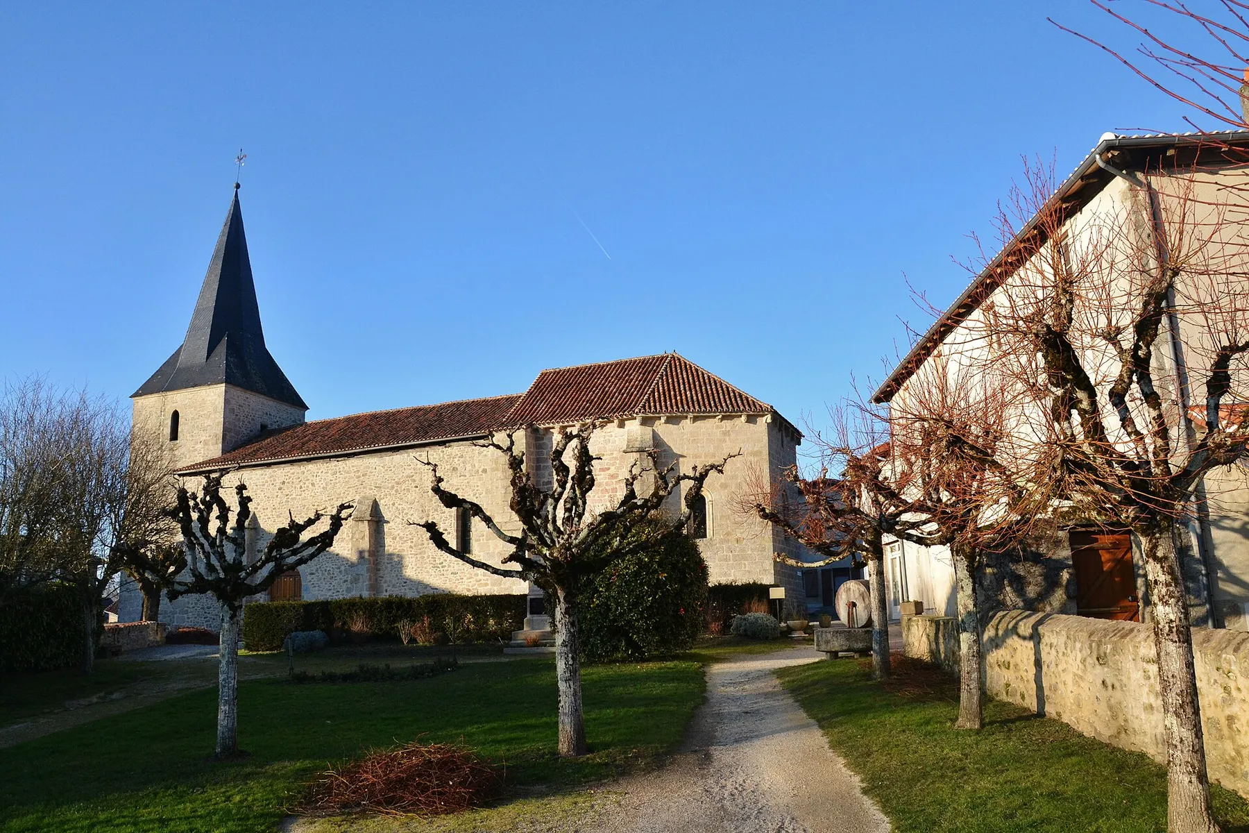 L'église et la mairie de Javerdat (Haute-Vienne, France)