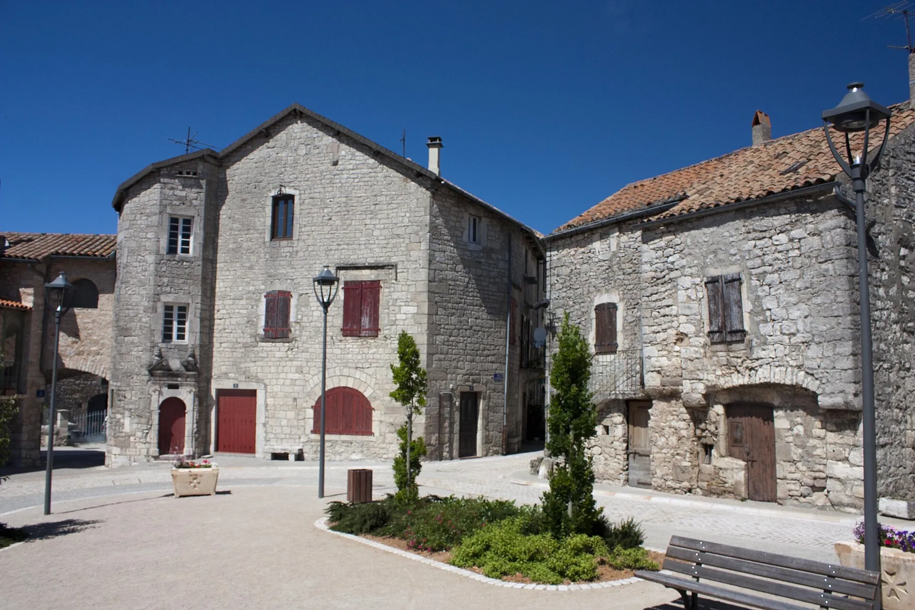 Departure from the Rue de Ville, place des Templiers.