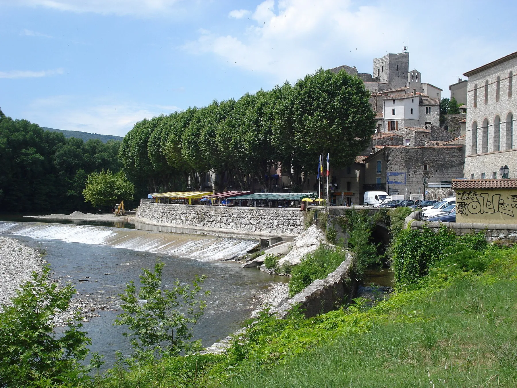 Laroque (Hérault, Fr) church, Hérault river with dam.