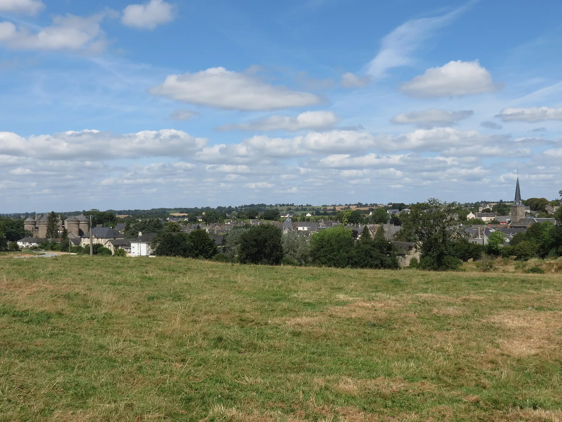 Vue générale de la ville de Lassay-les-Châteaux, en Mayenne.