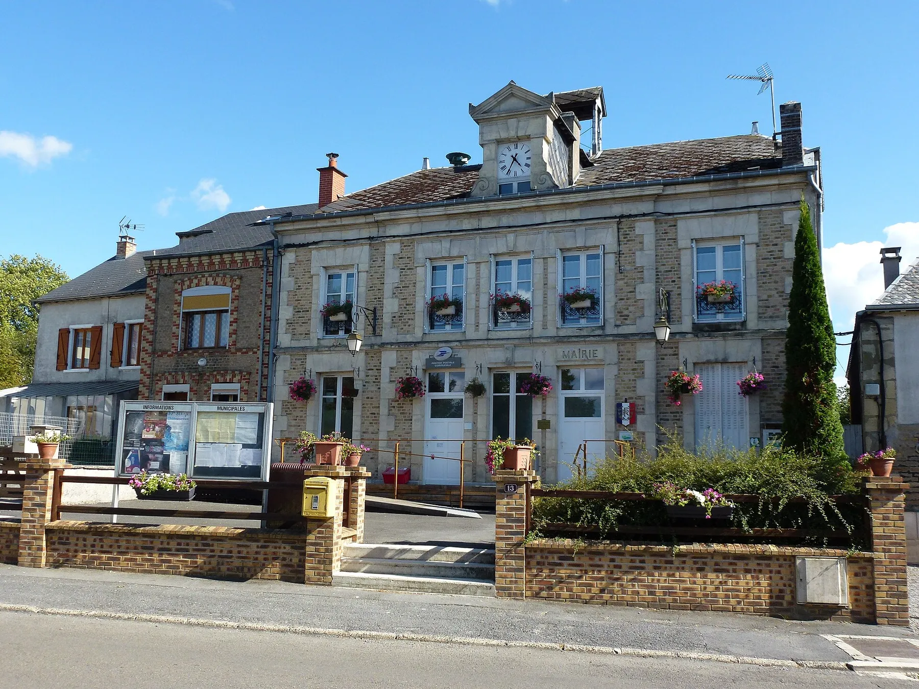 Launois-sur-Vence (Ardennes) mairie, bureau de poste