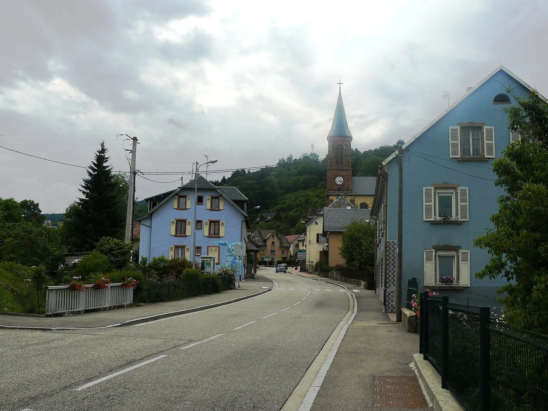La route principale du village du Bonhomme