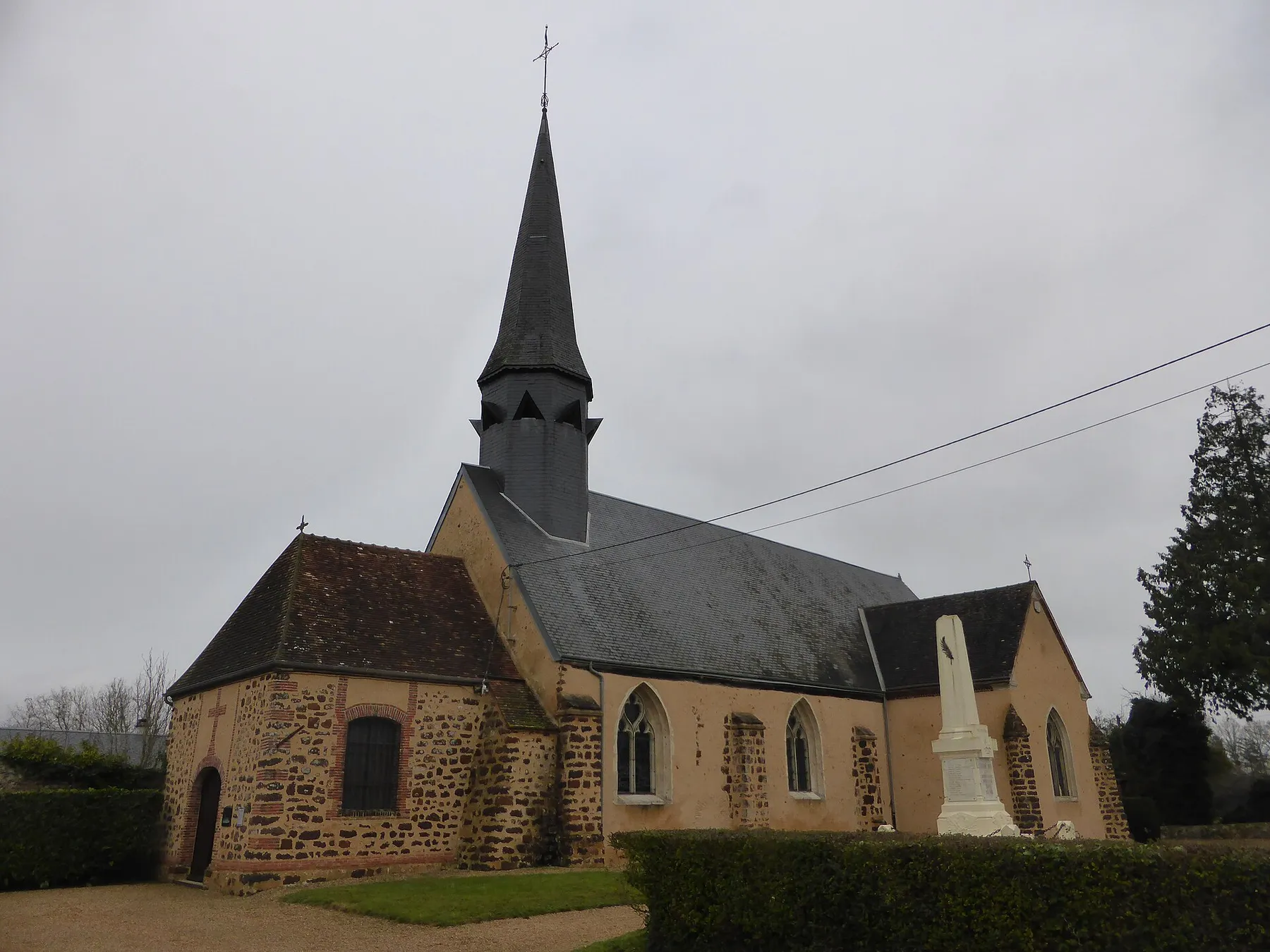 Le monument aux morts et l'église Notre-Dame de Fontaine-Simon, dans l'Eure-et-loir.