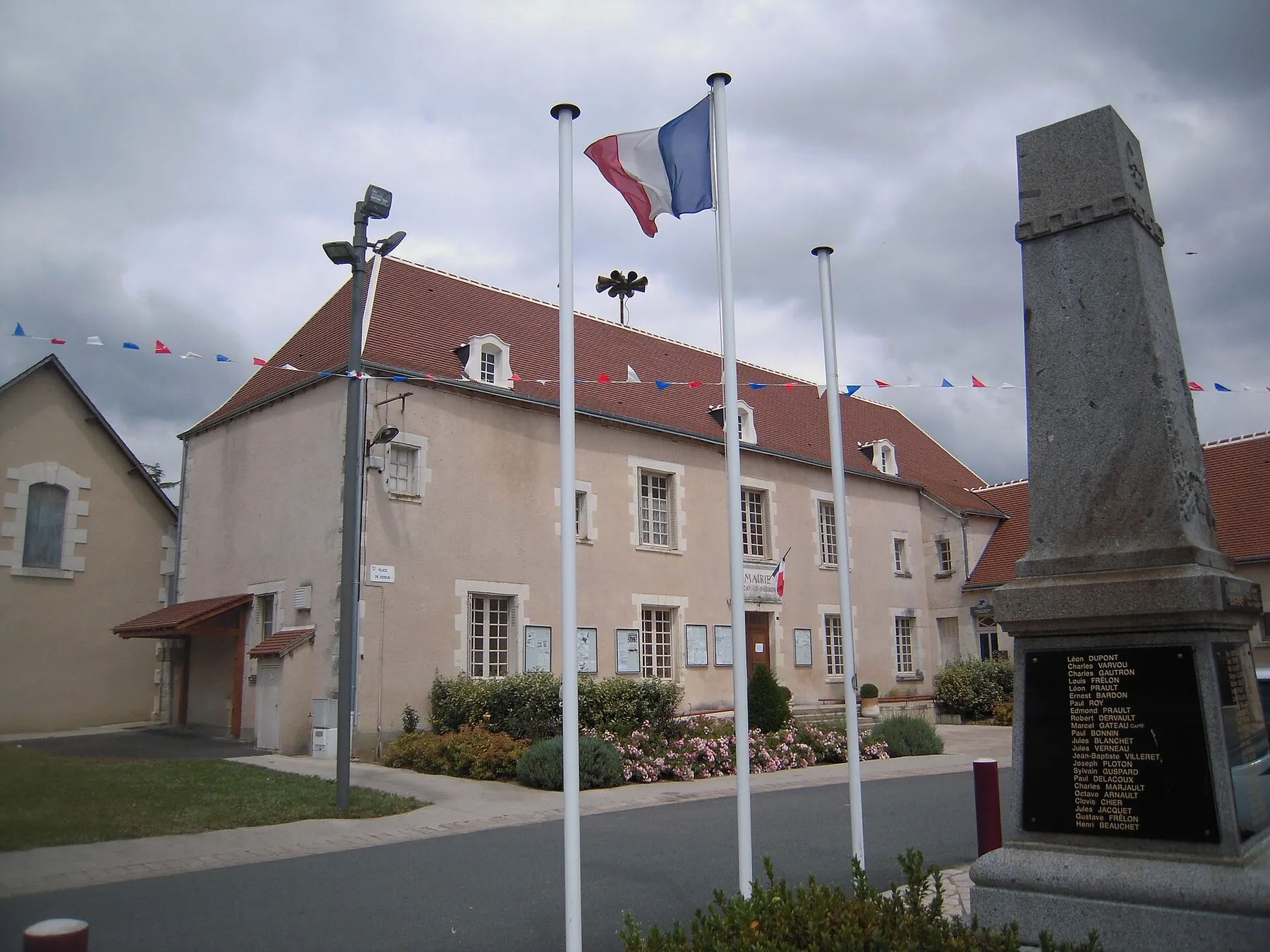 Mairie et monument aux morts d'Azay le Ferron