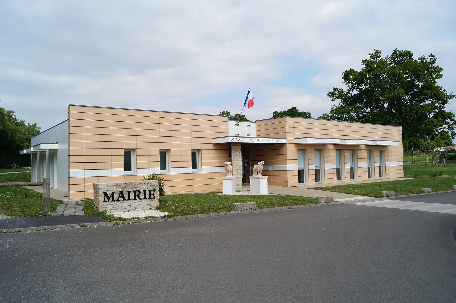 La mairie de Sainte-Flaive-des-Loups.