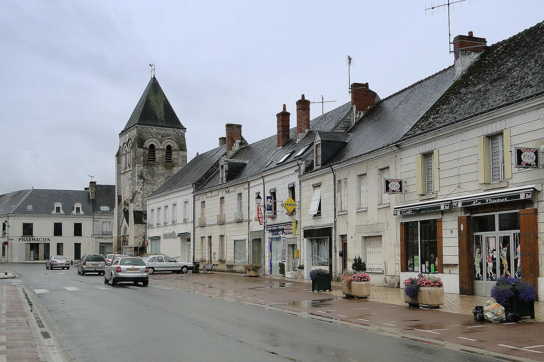 Centre ville de Manthelan - rue principale (Indre-et-Loire)