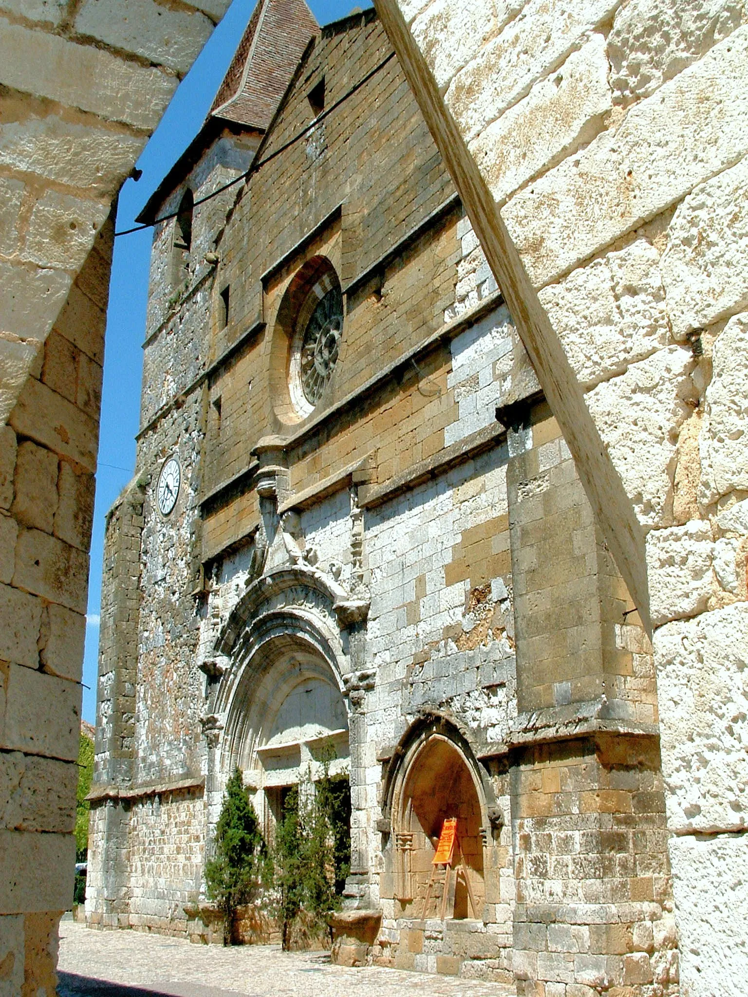 Monpazier - Église Saint-Dominique vue d'une cornière de la place