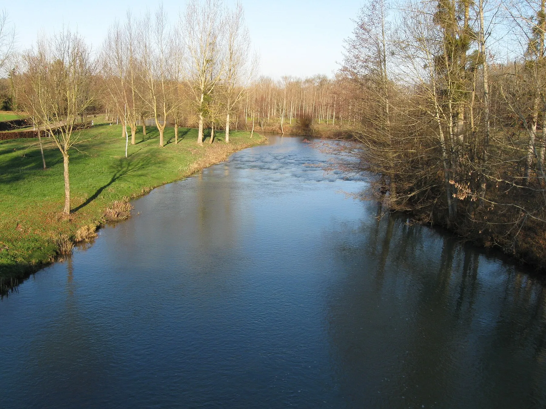 Le loing à Montcresson. Vue vers le nord, depuis le pont sur la D 117.