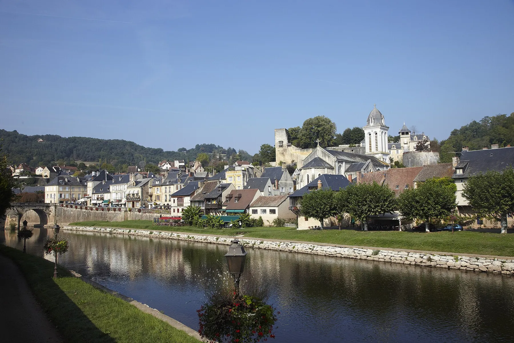 Montignac (rive droite) vue des quais de la Vézère