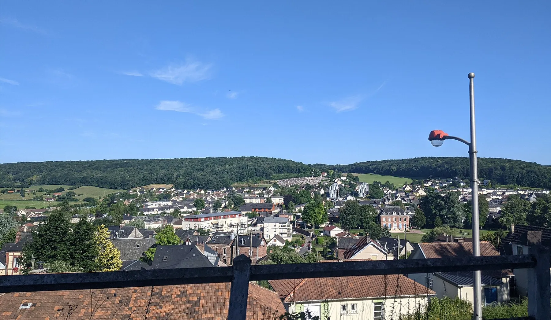Vue de Montville (Seine-Maritime, France) depuis la gare dans un train en circulation.