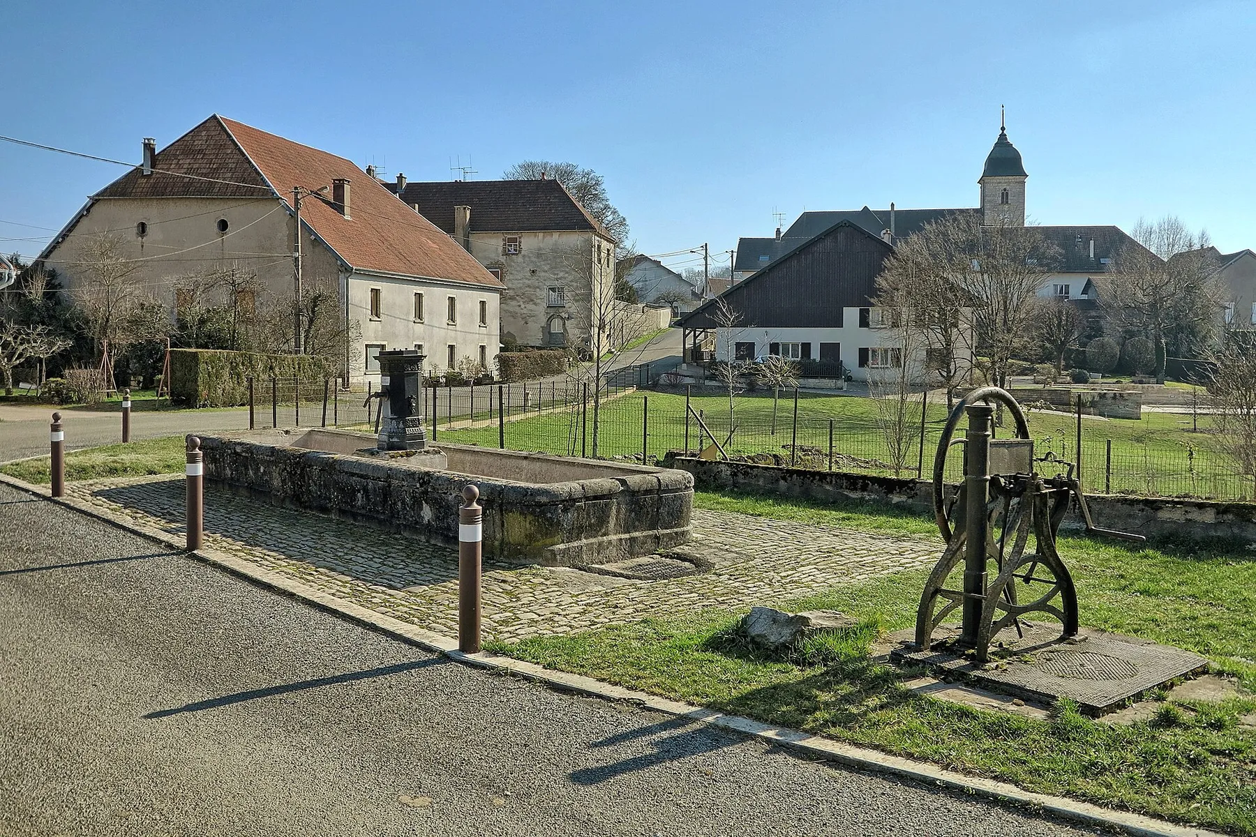 La fontaine-abreuvoir rue des Chaseaux