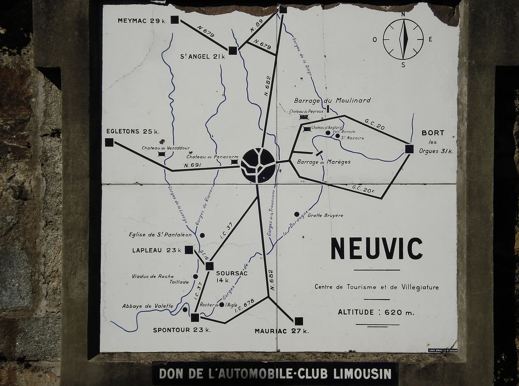 Neuvic en Corrèze : la carte de la région installée dans les années 1930