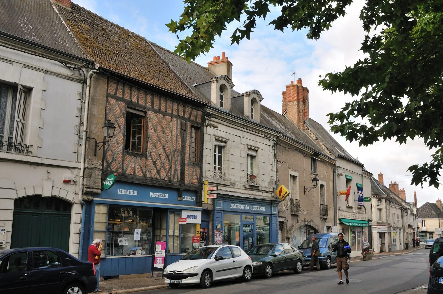 Grande Rue près de la place de l'Église, Onzain, Loir-et-Cher, France