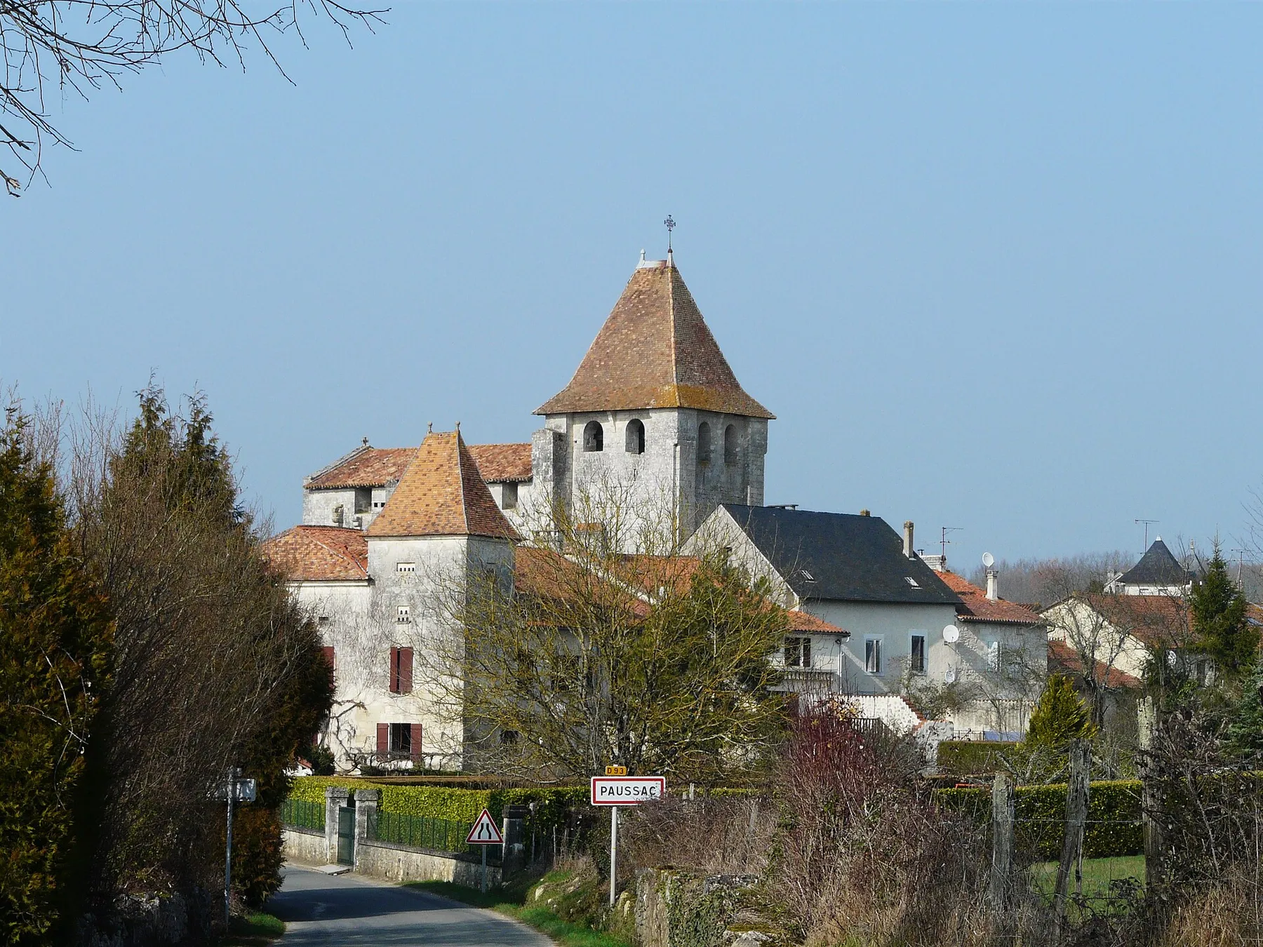 Le village de Paussac et son église, Paussac-et-Saint-Vivien, Dordogne, France.