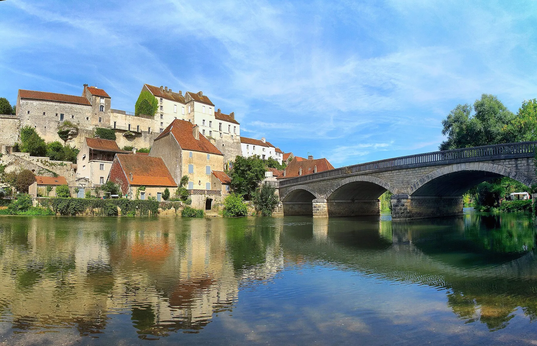 Pesmes, le château et le pont.