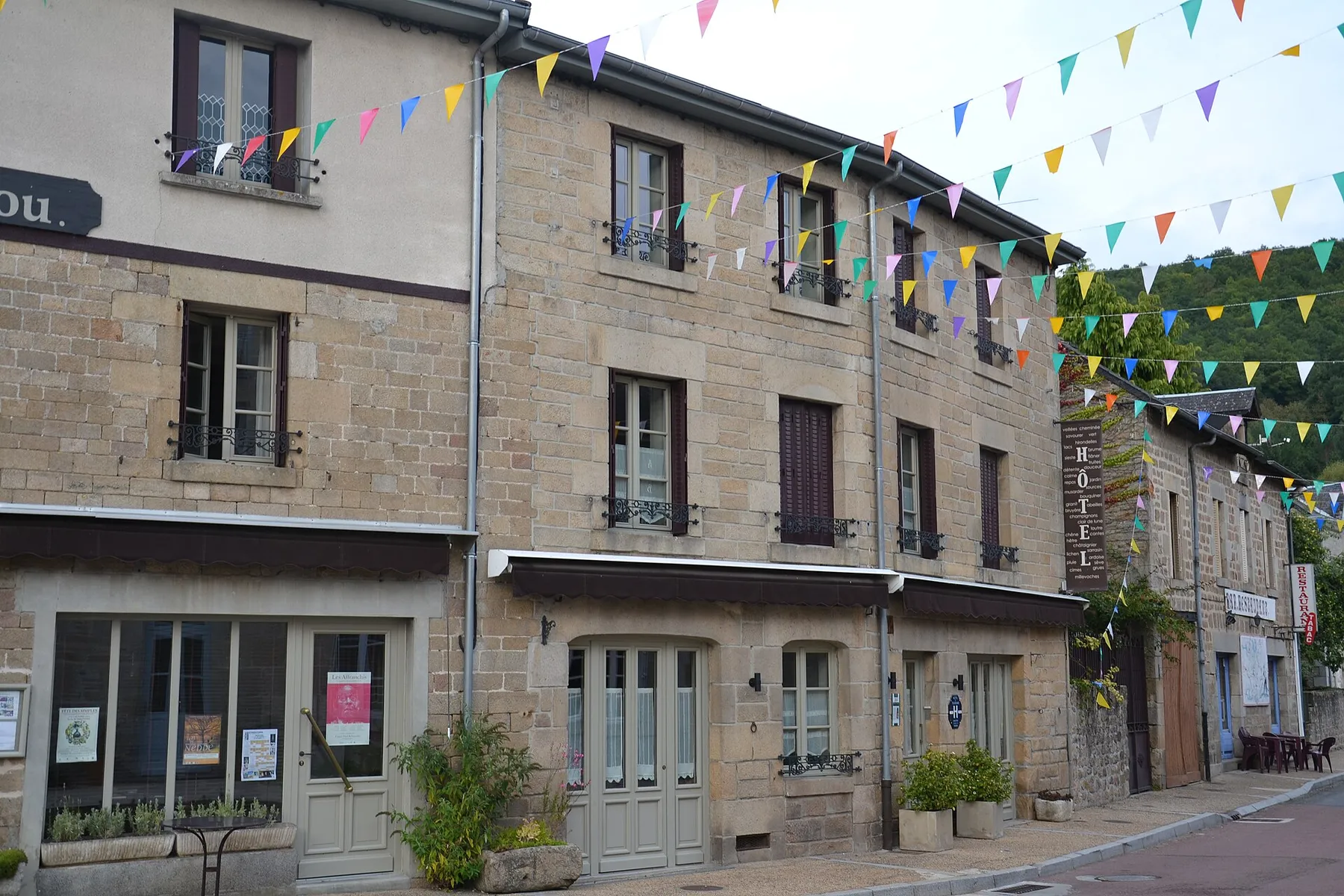 Maisons dans le centre-bourg de Nedde (Haute-Vienne, France)