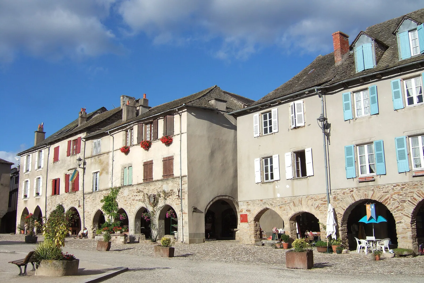 vue des facades côté ouest de la place de Sauveterre-de-Rouergue.