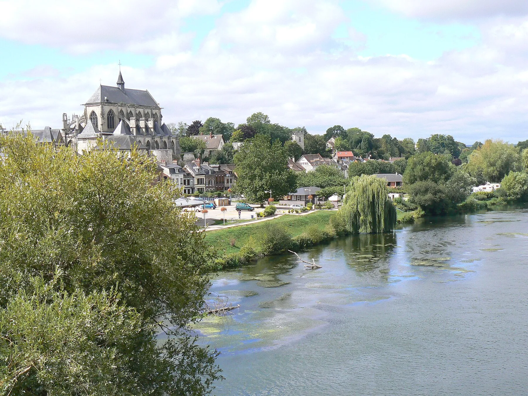 Vue de Pont-de-l'Arche depuis le pont - Au premier plan, l'Eure (2011)